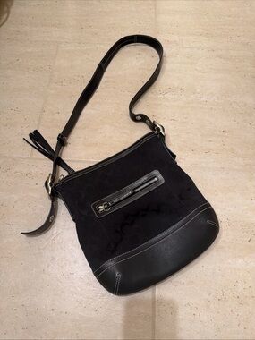 Coach Black Signature Crossbody Leather Trim Vintage Excellent condition 9362